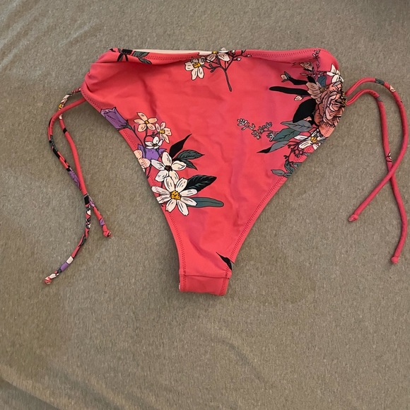 CUPSHE Floral Bikini Bottoms - Picture 4 of 5
